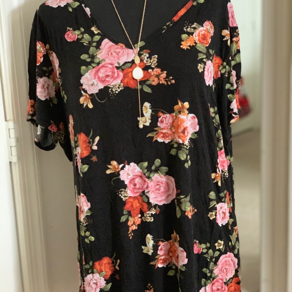 Black floral tee